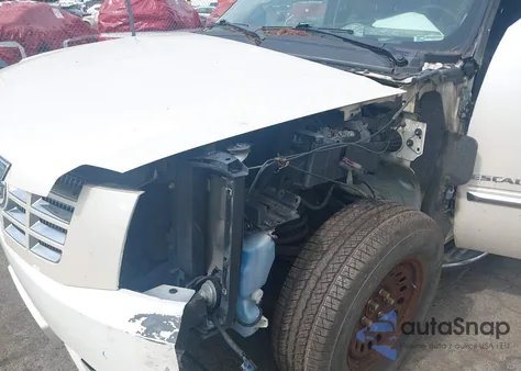 2010 Cadillac Escalade Luxury z USA, uszkodzony, nr VIN 1GYUKBEFXAR101977